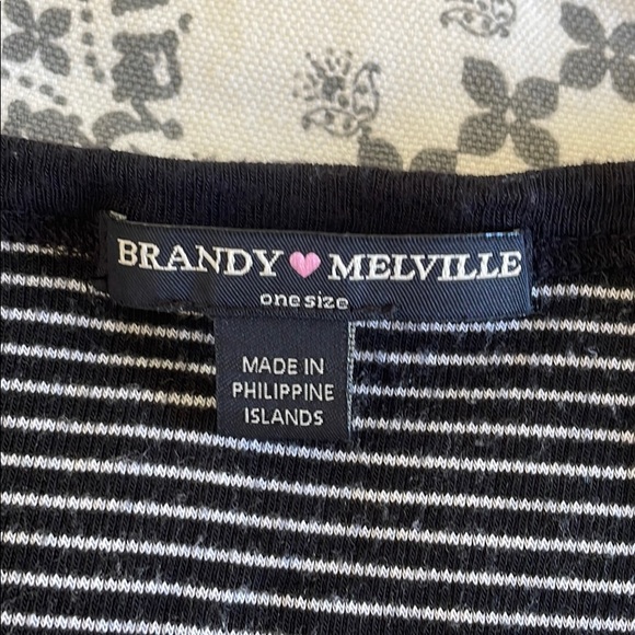 Brandy Melville T-Shirt - Picture 3 of 3